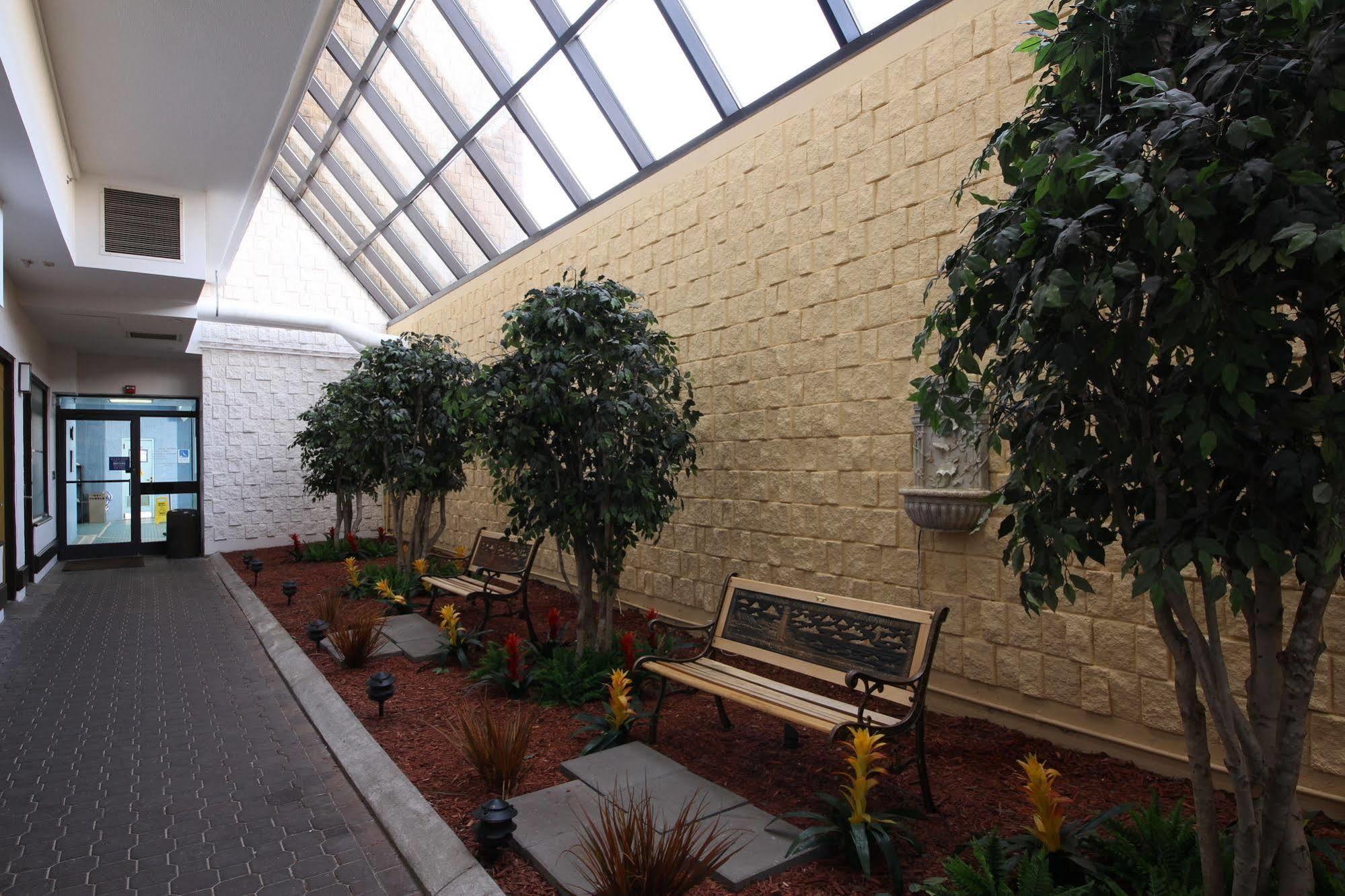The Barclay Towers Hotel And Resort Virginia Beach Exterior photo