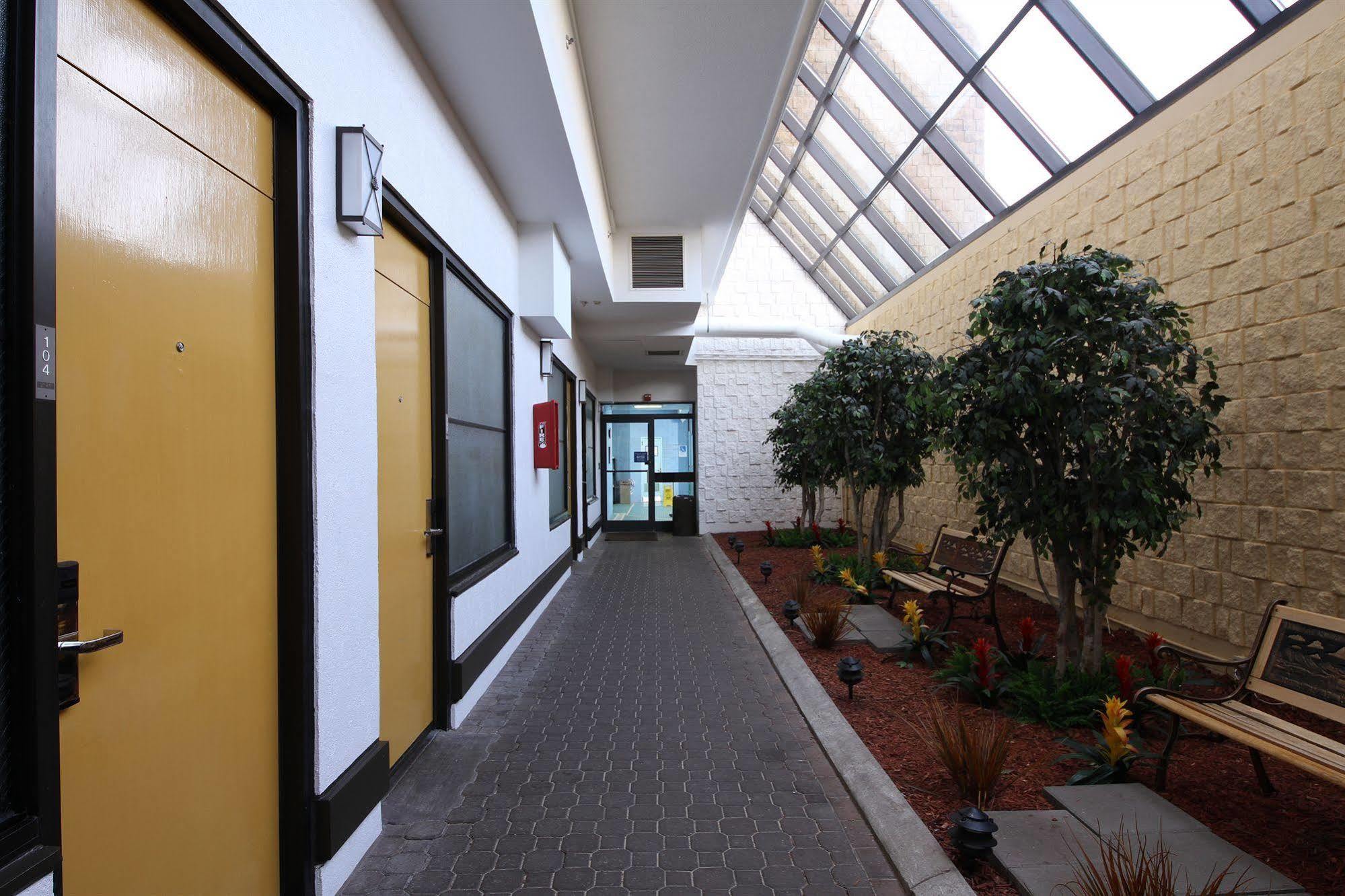 The Barclay Towers Hotel And Resort Virginia Beach Exterior photo